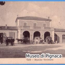 1910 vg - Forlì Stazione Ferroviaria (carrozze e cavalli)
