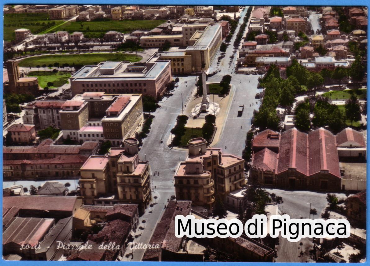 1956 vg - Forlì - Veduta aerea del Piazzale della Vittoria (con visione di Viale Roma e tutta l'aerea verso il Ronco)