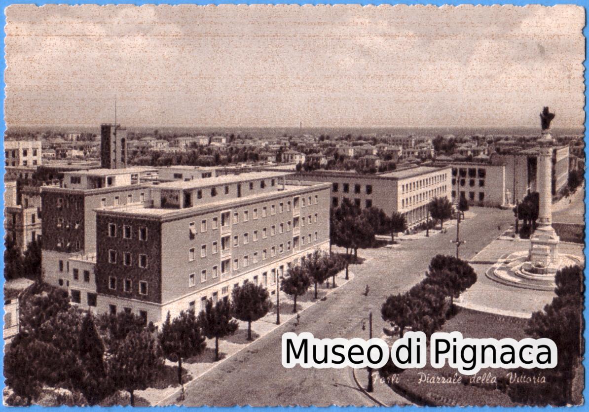 1952 ca nv - Forlì - Piazzale della Vittoria (palazzo Inail, palazzo delle fiere e statua di Icaro)
