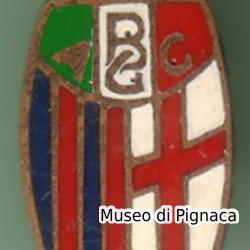 distintivo Bologna Associazione Gioco Calcio anni '60 a 'botte' con scudetto tricolore in alto