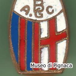 B AGC (Bologna Associazione Gioco Calcio) distintivo a forma di 'botte' anni '60 (piedino anonimo)