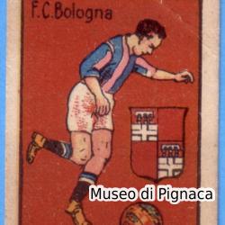 Anni '20 (ediz sconosciuta) figurina Bologna FC con nome in alto e sfondo granata