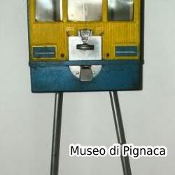 SIDAM (Torino) - macchinetta distributrice di figurine e gomme da masticare