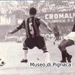 1964 (13 settembre) - Il Bologna esordisce con lo scudetto al petto (Pascutti in azione vs l'Atalanta a Bergamo)