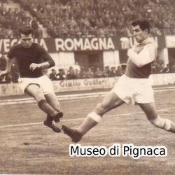 1958 (26 ottobre) - Bologna vs SPAL - Cervellati contrastato da Dal Pos