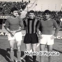 1967-68 Beppe Savoldi (Atalanta) con Franco Cresci e Pietro Anastasi (Varese)