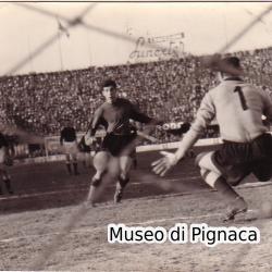 1956 (7 marzo) - Bologna vs Torino - gol di un giovanissimo Pascutti