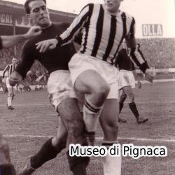 1953 (8 novembre) - Bologna vs Juventus - Giovannini contrasta Boniperti