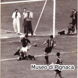 1964 Gol di Nielsen nello spareggio scudetto (Foto Agenzia Stampa)