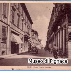 1942 vg - Forlì - Corso Vitorio Emanuel (automobile e bicicletta davanti al Credito Italiano)