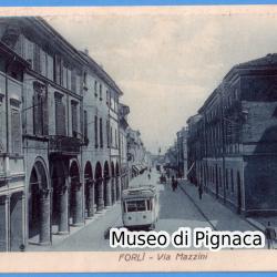 1940 vg - Forlì Via Mazzini (autobus e a sx ditta Fotografia Milanese)