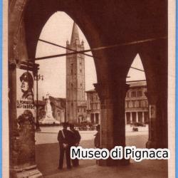 1925 nv - Forlì Piazza Saffi - ingresso da Corso Diaz con manifesto con immagine del Duce "Viva il Fondatore dell'Impero"