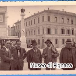 1934 nv - Piazza Saffi - gruppo di affaristi