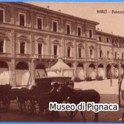 1920 vg - Forlì - Palazzi Zoli e Podestà (animata da calessi e carrozze a cavalli)