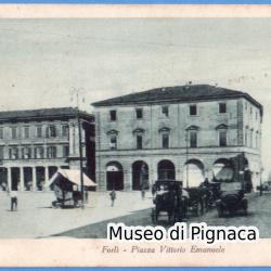 1920 vg - Forlì Piazza Vittorio Emanuele (Macchine e Carrozze con i cavalli)