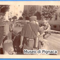 1944 nv - Forlì Viale Roma - soldati tedeschi e automobile
