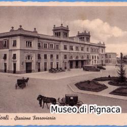 1938 vg - Forlì Stazione Ferroviaria (animata con automobili e carrozze con cavalli)