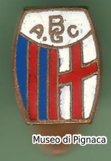 B AGC (Bologna Associazione Gioco Calcio) distintivo a forma di 'botte' anni '60 (piedino anonimo)