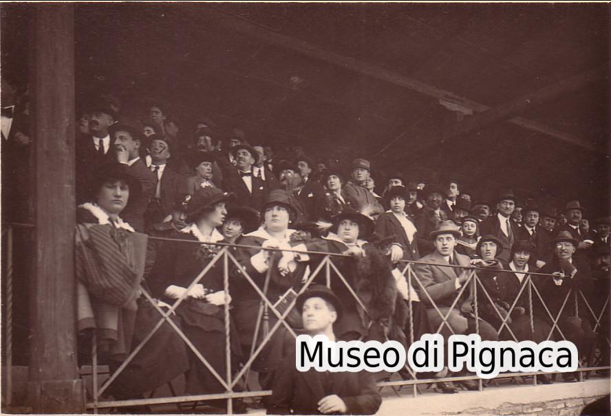 1915 (14 marzo) - Bologna Modena - la tribuna gremita dello stadio Sterlino