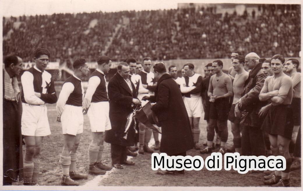 1930-31 Bologna vs Slavia Praga - nella foto Felsner e l'aiutante Lelovich