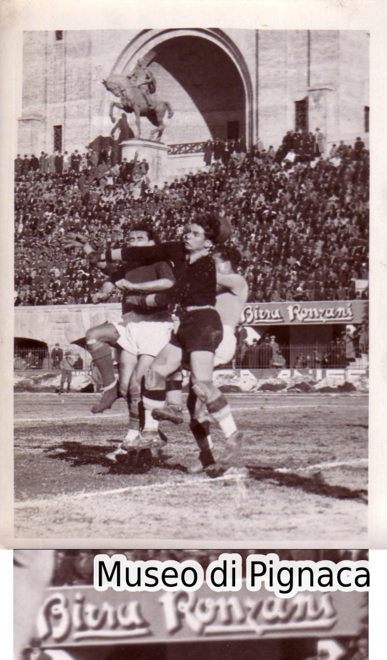 1935 (gennaio) Bologna-Napoli 3 a 0 - Schiavio impegna la difesa avversaria - pubblicità Birra Ronzani