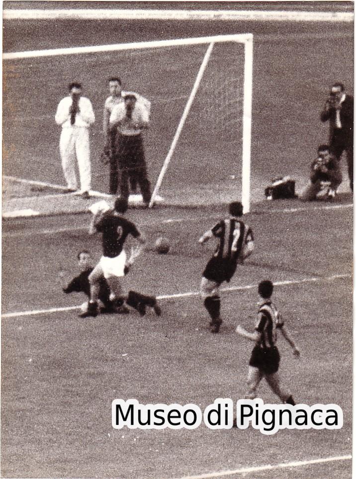 1964 Gol di Nielsen nello spareggio scudetto (Foto Agenzia Stampa)
