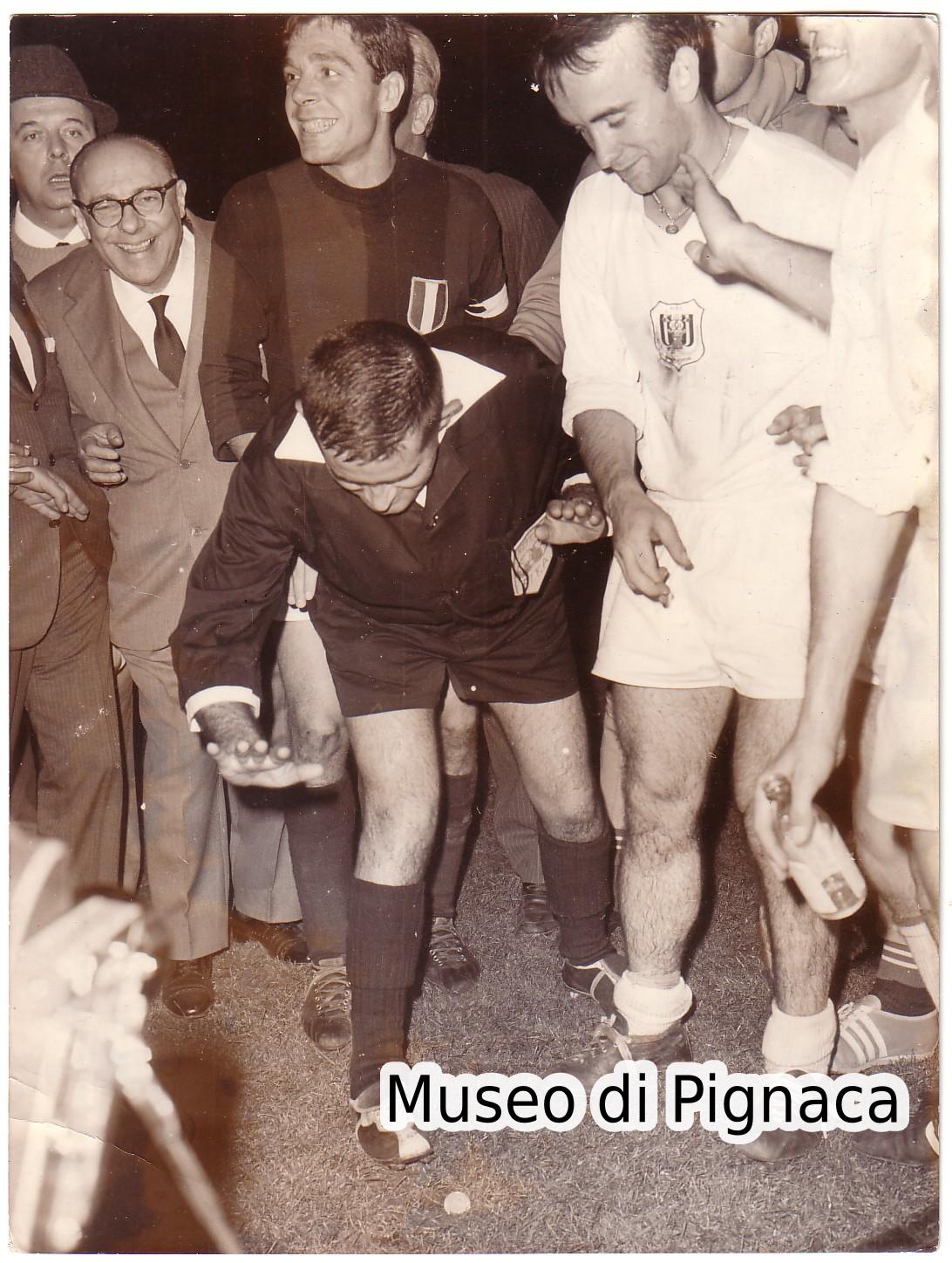 1964 - il capitano Pavinato al sorteggio della monetina vs Anderlecht