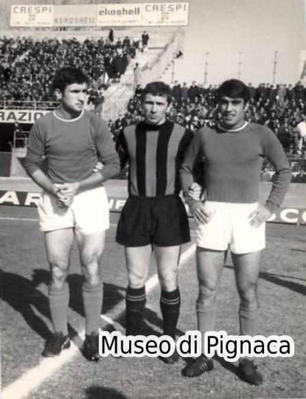 1967-68 Beppe Savoldi (Atalanta) con Franco Cresci e Pietro Anastasi (Varese)