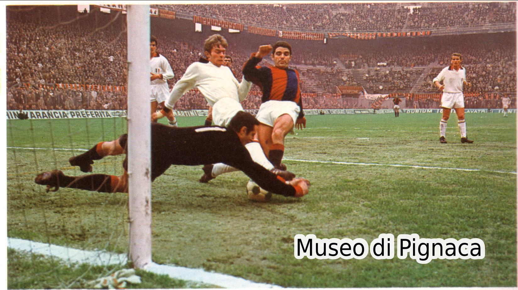 1968-69 Marino Perani impegna la difesa del Milan