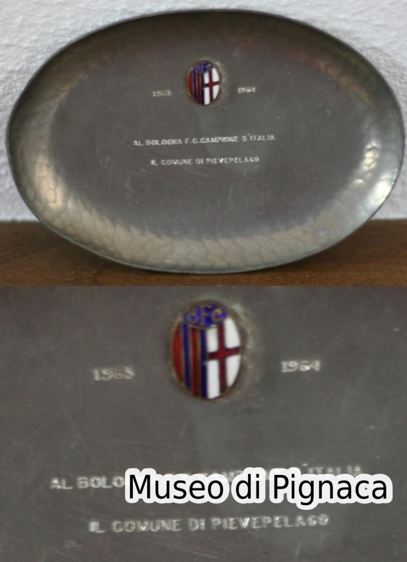 1964 - Piattino donato dal Comune di Pievepelago ai giocatori rossoblù campioni d'Italia