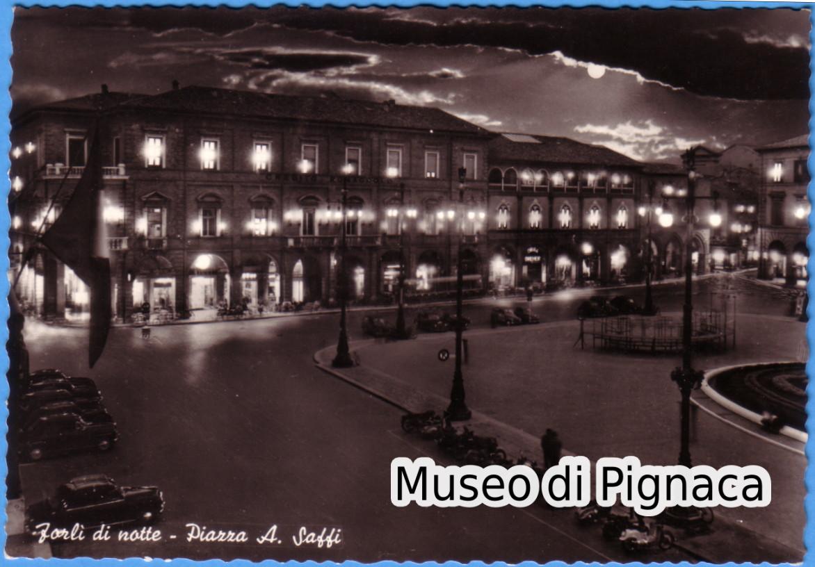 1958 vg - Forlì di notte - Piazza Aurelio Saffi