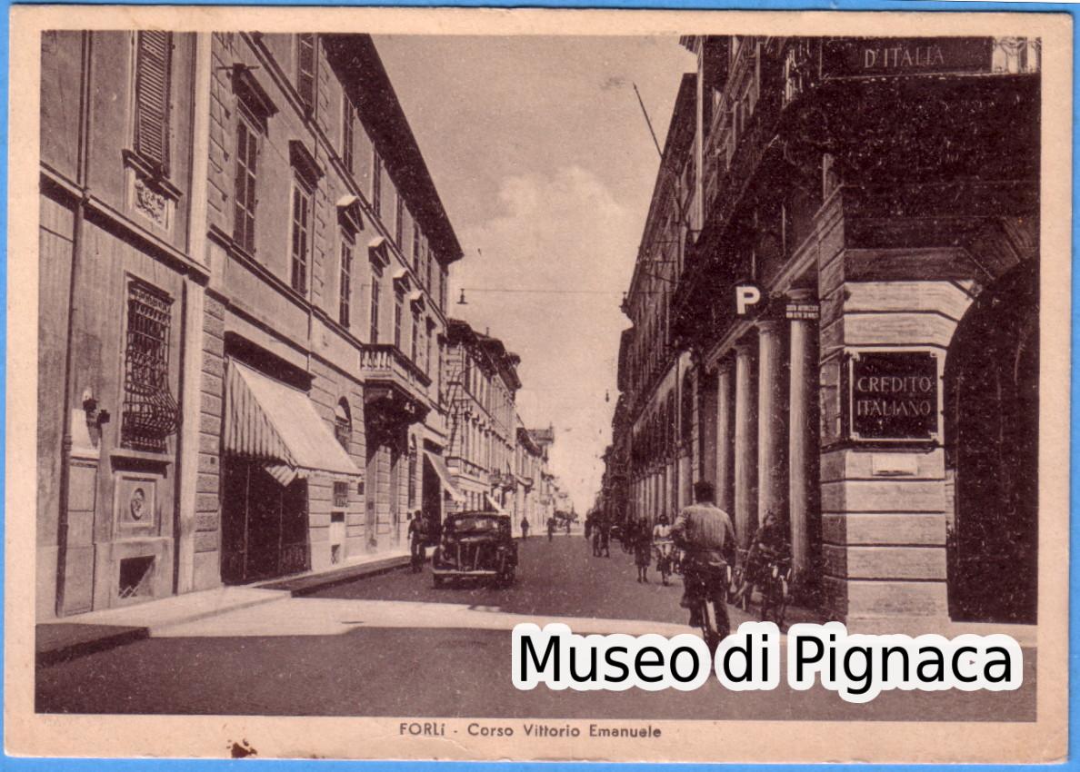 1942 vg - Forlì - Corso Vitorio Emanuel (automobile e bicicletta davanti al Credito Italiano)