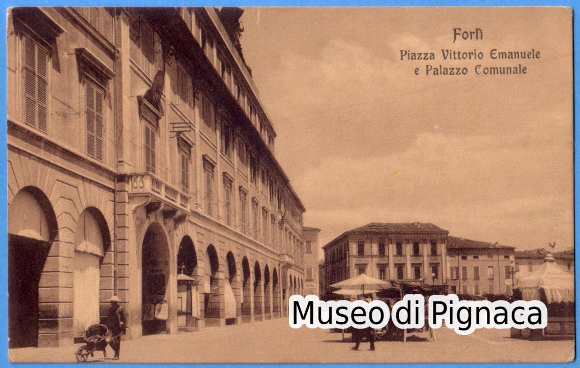1909 vg - Forlì - Piazza Vittorio Emanuele e Palazzo Comunale (giorno di mercato)