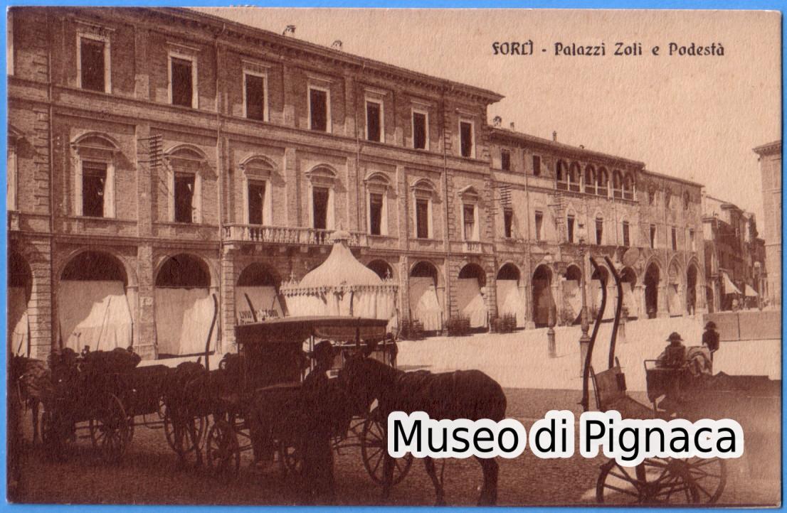 1920 vg - Forlì - Palazzi Zoli e Podestà (animata da calessi e carrozze a cavalli)
