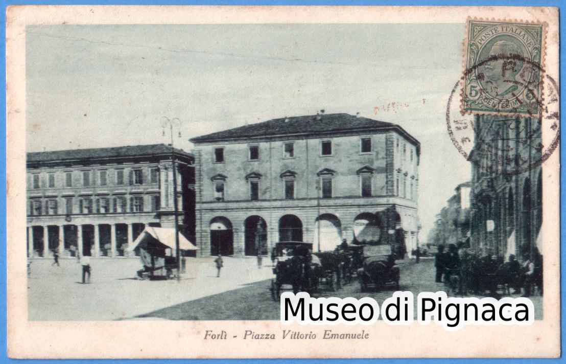 1920 vg - Forlì Piazza Vittorio Emanuele (Macchine e Carrozze con i cavalli)