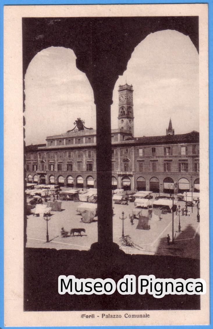 Forlì - panoramica dal campanile di San Mercuriale - mercato in piazza Saffi
