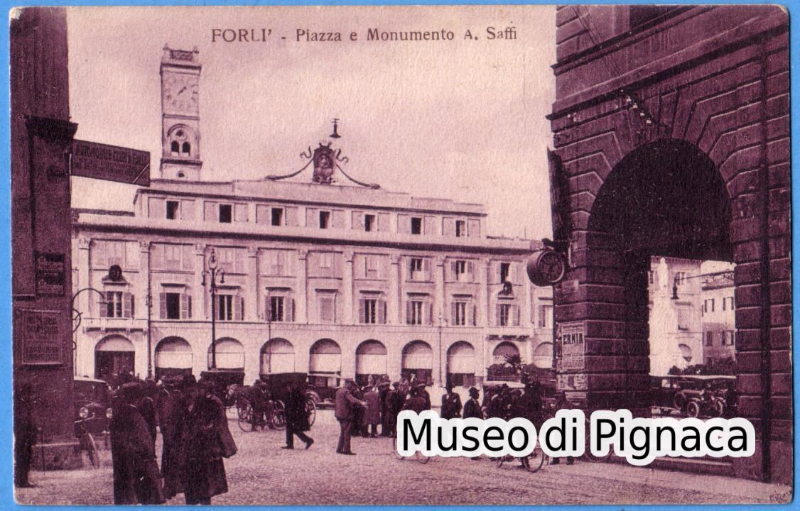 Forlì - Piazza e Monumento Saffi (animazione sotto insegna Automobile Club Forlì)