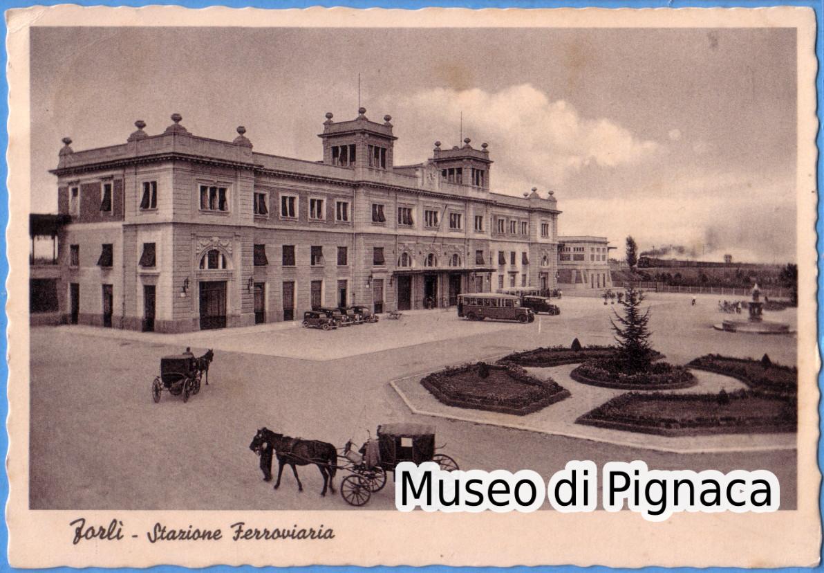 1938 vg - Forlì Stazione Ferroviaria (animata con automobili e carrozze con cavalli)